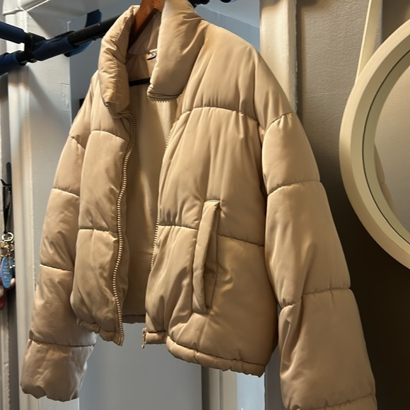 I’m selling those H&M puffer jacket size medium, only worn like 3 times - Picture 2 of 5